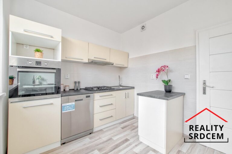 Ing.-Nela-Leskov-Matukov-realitn-maklka-prodej-bytu-21-ul.-T.-Osvobozen-Karvin-22.jp