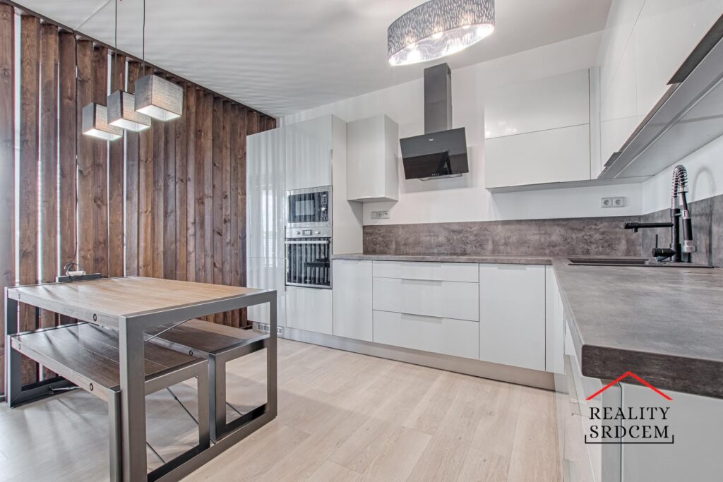 Michal-Lesnak-realitni-makler-Ostrava-Realitni-kancelar-karvina-Reality-Frydek-Mistek-Rekonstru