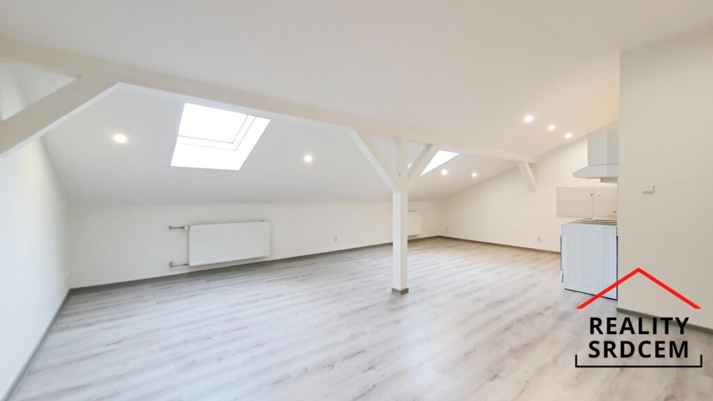 Pronájem podkrovního bytu 4+kk s garáží, 95 m2, ul. Nivnická, Ostrava-Mariánské Hory