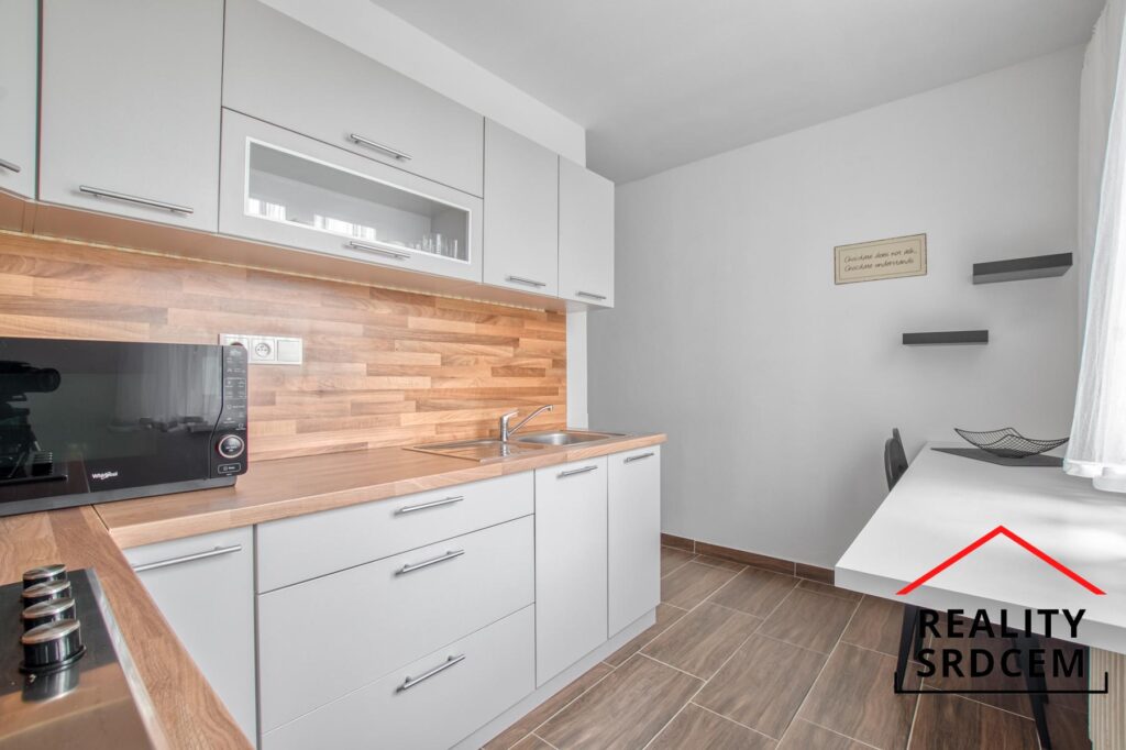 PŘÍPRAVA – pronájem zrekonstruovaného, nezařízeného bytu 2+1 s lodžií, 56 m2, ul. Frýdlantská, F-M
