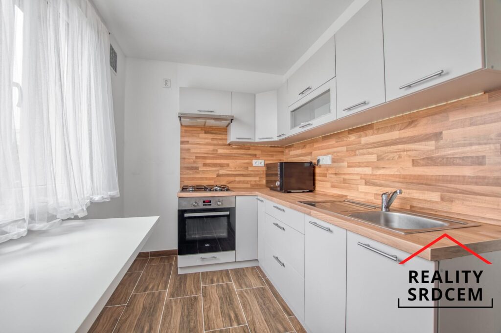 PŘÍPRAVA – Pronájem zrekonstruovaného a nezařízeného bytu 2+1 s lodžií, 51 m2, ul. Frýdlantská, F-M