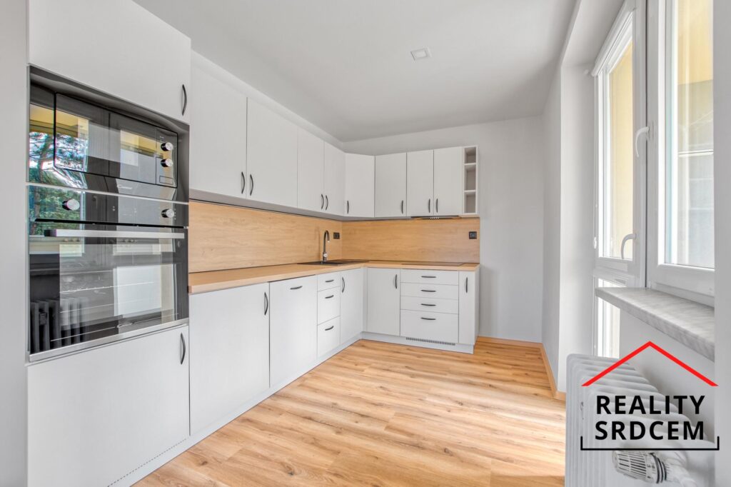 PŘÍPRAVA – Pronájem zrek. bytu 2+kk se šatnou a dvěma lodžiemi, 64 m2, ul. I. Šustaly, Kopřivnice