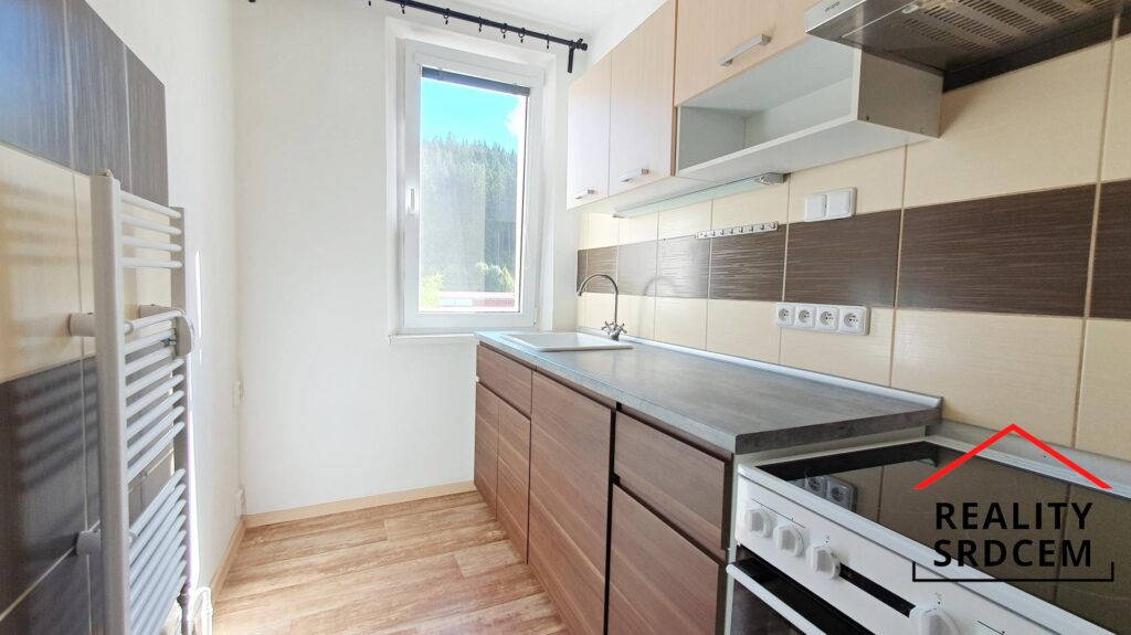 PŘÍPRAVA – Pronájem zrek. bytu 2+1 s lodžií, 43 m2, ul. Na Horebečví, Karolinka u Velk. Karl.