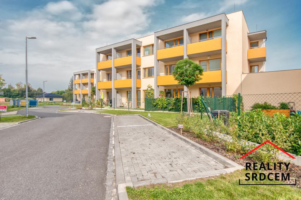 PŘÍPRAVA – Pronájem bytu 1+kk s balkónem a parkováním, 34 m2, ul. Nové Dvory-Podhůří, F-M